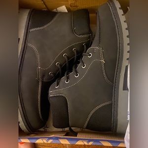 XR Cray boots boys size 6-NWT